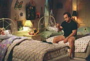 Da Jims (Jim Belushi, r.) Schwiegermutter zu Besuch kommt und im Haus der Familie übernachten will, müssen er und Cheryl (Courtney Thorne-Smith, l.) in das Schlafzimmer ihrer Kinder ausweichen. Es folgt eine schlaflose Nacht ...
