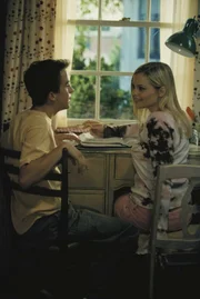 Malcolm (Frankie Muniz) gibt seiner neuen Freundin Nicki (Reagan Dale Neis) Nachhilfeunterricht in Mathematik.
