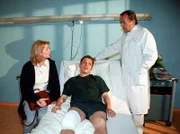 Prof. Simoni (Dieter Bellmann, re) überbringt Sven (Jan Andres) die niederschmetternde Diagnose. Da kann auch Mutter Elena (Rita Feldmeier) nicht helfen.