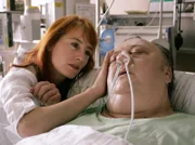 15 Uhr im Ersten. Voller Schuldgefühle besucht Clara (Ulrike Krumbiegel) Bloch (Dieter Pfaff) im Krankenhaus.