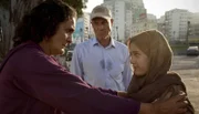 Chifa (Fatima Harandi) gibt Yasmin (Maya Lauterbach) in die Hände von Frank Henning (Heiner Lauterbach).