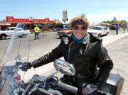 Martin Semmelrogge, deutscher Schauspieler und Motorradfan, auf der Route 66 im Norden Arizonas.