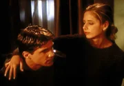 Buffy (Sarah Michelle Gellar, r.) ist froh, dass Riley (Marc Blucas, l.) von seiner Verletzung genesen ist.