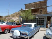 Oldtimer-Nostalgie und Wilder Westen treffen sich an der Route 66 im historischen Bergbaustädtchen Oatman, Arizona.