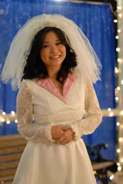 Lorelai hat das Hochzeitskleid von Lanes (Keiko Agena) Mutter so abgeändert, dass es nun auch der Braut gefällt ...