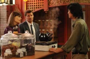 Eine Spur führt Brennan (Emily Deschanel) und Booth (David Boreanaz) in den chinesischen Kräutershop von Ming Tsou (Jack Yang, r.), der tatsächlich wertvolle Informationen für ihre Ermittlungen hat.