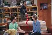 L-R: Leonard Hofstadter (Johnny Galecki), Sheldon Cooper (Jim Parsons), Penny (Kaley Cuoco-Sweeting).