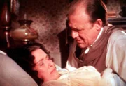Seit ihre Tochter Nellie nach New York gezogen ist, leidet Mrs. Oleson (Katherine MacGregor, l.) an depressiven Verstimmungen. Vergeblich versucht Mr. Oleson (Richard Bull, r.) seine Frau aus dem Bett zu locken.