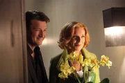 Richard (Nathan Fillion, l.) und seine Mutter (Susan Sullivan, r.) besuchen Alexis in ihrer neuen Wohnung. Der Abend droht in einer Katastrophe zu enden ...