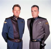 Captain John Sheridan (Bruce Boxleitnerm,l.) und Michael Garibaldi (Jerry Doyle). . Babylon 5