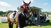 Kehdingen liegt im Herzen des Hannoveraner Hochzuchtgebiets. Sylla Marie Holtkamp-Endemann entstammt einer Reiterfamilie und nimmt mit den Pferden an Sportturnieren teil.