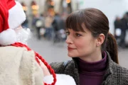 Alex (Ina Paule Klink) stößt mit dem Weihnachtsmann (Bernhard Schütz) zusammen. Kein gutes Omen.