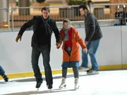 Auf der Eisbahn: Christoph Lentz (Sven Martinek, links) genießt die wertvolle Zeit, die er mit seiner Tochter Rebecca (Elisabeth Böhm, Mitte) verbringen kann.