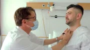Der Arzt markiert die Schilddrüse vor dem Eingriff.