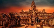 Zwischen dem 9. und dem 15. Jahrhundert ist das Reich der Khmer eine der mächtigsten Hochkulturen Südostasiens. Seine Stärken erweisen sich als fatal und führen zum Untergang.