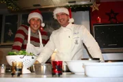 Von links: Willi und Koch Alexander Herrmann beim weihnachtlichen Kochen.
