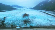 Das Errichten einer Fachwerkbrücke inmitten des arktischen Bundesstaats Alaska brachte viele Herausforderungen mit sich. Insbesondere die im Sommer schmelzenden Gletscher stellten eine Gefahr dar.