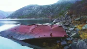 Ein Teil des Schiffswracks der "Georg Thiele" ragt am Ufer des norwegischen Rombaksfjords aus dem Wasser.