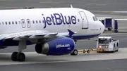 Vor Beginn der Reise wird JetBlue-Flug 292 startbereit gemacht. Dennoch stellt sich erst nach dem Abheben der Maschine heraus, dass das vordere Fahrwerk nicht intakt ist.