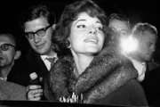 Maria Callas *02.12.1932-16.09.1977+ Sängerin, Sopran, USA / Griechenland  - Empfang auf dem Flughafen Berlin Tempelhof  - 22.10.1959  Es obliegt dem Nutzer zu prüfen, ob Rechte Dritter an den Bildinhalten der beabsichtigten Nutzung des Bildmaterials entgegen stehen.