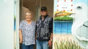 Seit 16 Jahren übernehmen sie den Toilettendienst auf der Urlaubsinsel: Gabi Jungclaus und ihr Lebensgefährte Horst verbringen die Saison im WC-Container am Strand der Elbinsel Krautsand.
