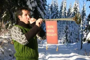 Willi spielt auf seiner Fanfare. Heute ist Willi im verschneiten Erzgebirge unterwegs.