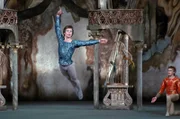 Ballettikone des 20. Jahrhunderts: Rudolf Nurejew (Mi.) in Schwanensee
