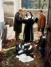 In der Abtei "Heilig Blut" wird am Fuß des Glockenturms die Leiche der Nonne Theresa (Carmen Hanion) gefunden.  Äbtissin Laetitia (Maria Schell) glaubt es ist ein Unfall. Kommissar Flemming (Martin Lüttge, links) befragt Sie zu ihren Vermutungen.
