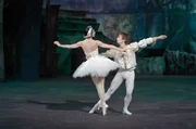 Rudolf Nurejew revolutionierte die Rolle des männlichen Tänzers: Er wollte nicht länger nur Pas-de-deux-Partner sein und die Primaballerina Margot Fonteyn in die Luft stemmen, sondern ihr ebenbürtiger Gegenpart.