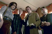 Dipak Gandhi wird bewusstlos in einem Pub gefunden: Annie Cartwright (Liz White), Sam Tyler (John Simm), Gene Hunt (Philip Glenister) und Chris Skelton (Marshall Lancaster, v.l.) untersuchen den aufkeimenden Heroinhandel in Manchester.