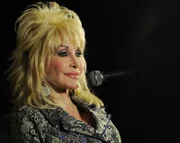 Die hochtoupierte blonde Perücke wurde schon zu Beginn ihrer Karriere zu Dolly Partons Markenzeichen.