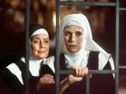Nach einem Mord im Kloster hat die Novizin Elia (Ina Weisse, r.) grosse Angst. Mutter Laetitia (Maria Schell) versucht ihr zu Beistand zu leisten.