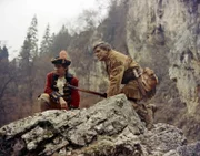 Lederstrumpf (Hellmut Lange, l.) und Leutnant Jasper (Christian Duroc, r.) beobachten das Indianerlager.