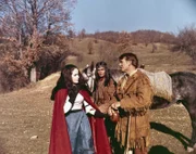 Lederstrumpf (Hellmut Lange, r.) und Chingachgook (Pierre Massimi, Mi.) haben Mabel (Juliette Villard), die Tochter von Major Dunham, im letzten Augenblick vor den Sioux gerettet.