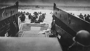 Allein am 6. Juni 1944 bringen die Alliierten in der Normandie von 5.300 Schiffen aus 154.000 Soldaten und 1.500 Panzer unter schwerstem Beschuss an Land.