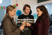 Nachdem Jasmin Waldschmidt (Alexandra Finder, l.) aus dem Gefängnis entlassen wird, feiert sie gemeinsam mit ihrem Sohn Luca Waldschmidt (Andreas Warmbrunn) und ihrer Schwester Carina Förster (Anja Knauer).