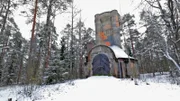 Unweit der finnischen Hauptstadt Helsinki verstecken sich mehrere identische Betonbauten mitten im Wald. Die Türme erinnern an Kirchen. Was hat es mit den Gebäuden wirklich auf sich?