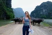 Ein Sommer in Vietnam Teil 2 Sie hat sich verirrt: Inez Bjørg David als Paula  Copyright: SRF/ZDF/Christiane Pausch