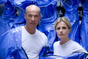 Stanley (Heiner Lauterbach) und Toni (Isabella Ferrari) müssen sich vor dem Betreten des  Hochsicherheitslabors, in dem mit dem tödlichen Madoba-2 Virus gearbeitet wird, Schutzanzüge anziehen.