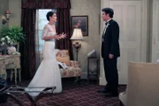 An ihrem Hochzeitstag ist Robin (Cobie Smulders, l.) nervös und wendet sich an Ted (Josh Radnor, r.), der sie beruhigen soll. Doch wird ihm das gelingen?