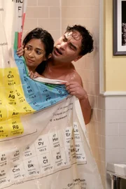 Sheldon kann nicht ins Bad, weil Leonard (Johnny Galecki, r.) gerade mit Priya (Aarti Mann, l.) unter der Dusche steht. Sheldon ist außer sich und wirft Leonard schwere Verstöße gegen die Mitbewohner-Vereinbarung vor. Priya nimmt sich der Sache an ...