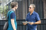 Hat Sebastian (Rob Kerkovich, l.) für Pride (Scott Bakula, r.) Hinweise auf den Mörder von Blogger und Enthüllungsjournalist Jonah Penn ...