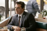 Detective Mike Logan (Chris Noth) zieht sich in ein Café zurück. Hier kann er in aller Ruhe die Fakten durchgehen, ohne dass einer seiner Kollegen vom Major Case Squad stört!