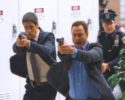 Detective Don Flack (Eddie Cahill, l.) und Detective Mac Taylor (Gary Sinise) gehen auf Mörderjagd durch die Straßen New Yorks.