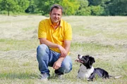 In der Reportage "Der Hundeprofi unterwegs" ist Martin Rütter nicht als Hundetrainer, sondern als neugieriger Beobachter unterwegs - auf dem Foto mit seinem Hund "Emma".