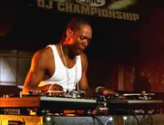 Christopher Marcus alias DJ Banner (Ruel) tritt bei einem DJ-Wettbewerb an.