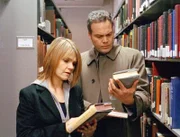 Bei ihren Nachforschungen in der Bibliothek stoßen Eames (Kathryn Erbe) und Goren (Vincent D'Onofrio) auf eine blutrünstige Geschichte.