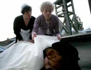 V.l.n.r.: Jane Cooper (Martine McCutcheon), Miss Marple (Geraldine McEwan) und Tilly Rice (Hannah Spearritt)
