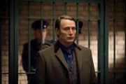 Dr. Hannibal Lecter (Mads Mikkelsen) stattet seinem Patienten, der inzwischen in ein Gefängnis für psychisch kranke Straftäter verlegt wurde, einen Besuch ab ...