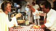 Lauren Staton (Faye Dunaway) und Lt. Columbo (Peter Falk) verstehen sich hervorragend und genießen ein gemeinsames Dinner.